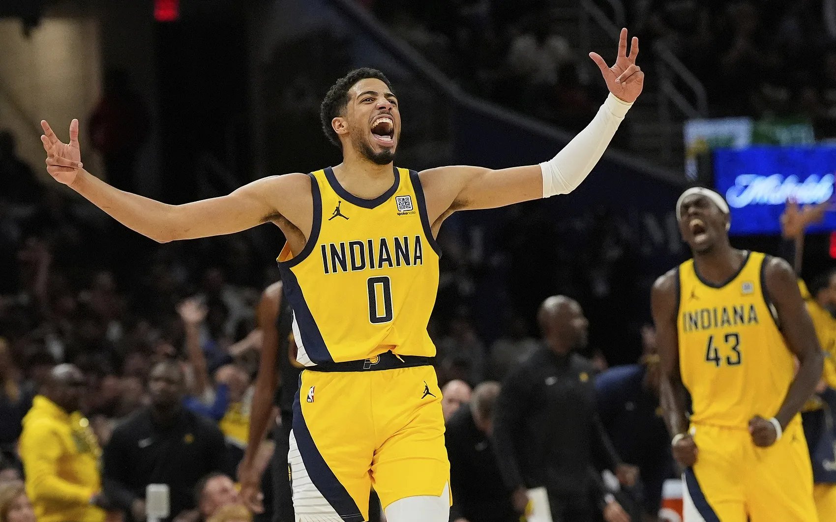 西亚卡姆迎来十赛季出色发挥，西班牙队观众热烈欢呼！赛场气氛高涨的简单介绍